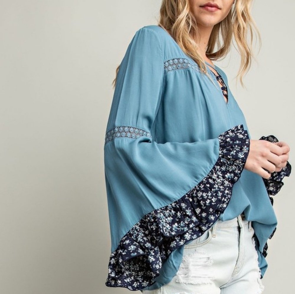 Llove bell sleeve top